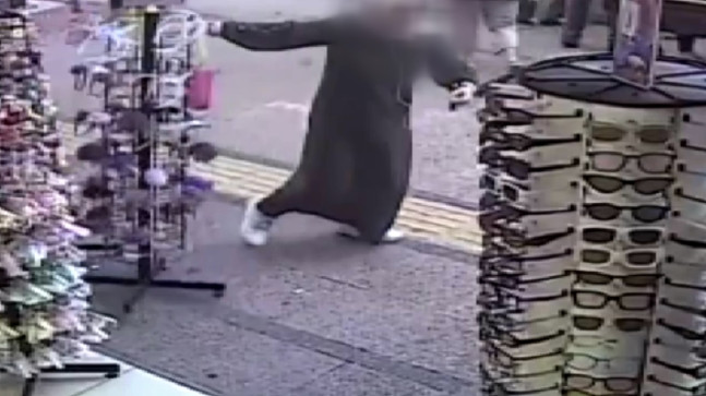 Mersin’de bir kadının dükkanların önündeki ürünleri dağıtması güvenlik kamerasında