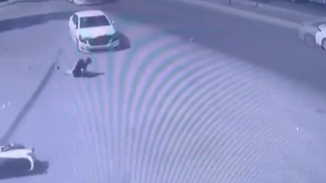 Adana’da otomobille çarpışan motosikletin sürücüsü yaralandı