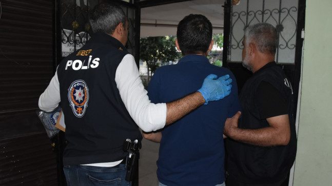 Mersin’de “müstehcen yayın” iddiasıyla yakalanan 12 zanlıdan 5’i tutuklandı
