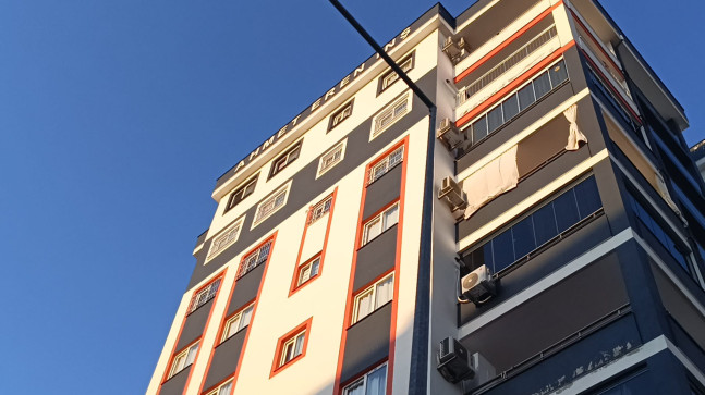Adana’da 9. kat penceresinden düşen genç öldü