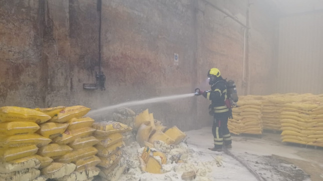 Mersin’de lojistik firmasının kükürt depolama alanında çıkan yangın söndürüldü