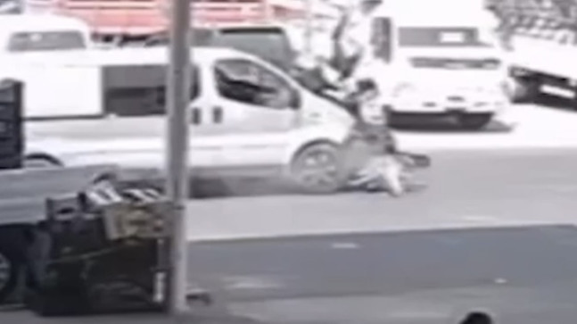 ADANA’DA PANELVANLA ÇARPIŞAN MOTOSİKLETTEKİ 2 KİŞİ YARALANDI