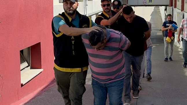Adana’da bir kişiyi bıçaklayarak ve darbederek öldürdükleri iddiasıyla gözaltına alınan 6 şüpheliden 5’i tutuklandı.
