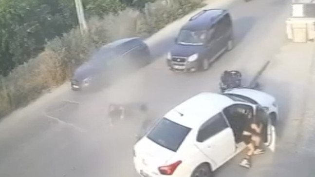 Adana’da park halindeki otomobile çarpan motosikletteki 2 kişinin yaralandığı kaza güvenlik kamerasında