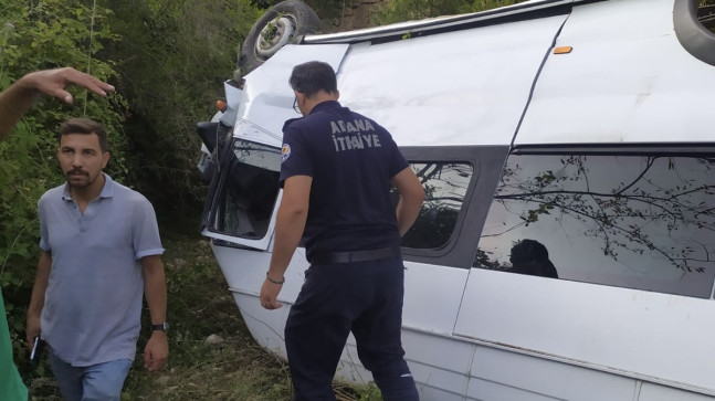 Adana’da devrilen okul servisindeki 9 kişi yaralandı