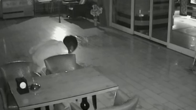 Adana’da bir pastanenin kundaklanma anı güvenlik kamerasınca kaydedildi