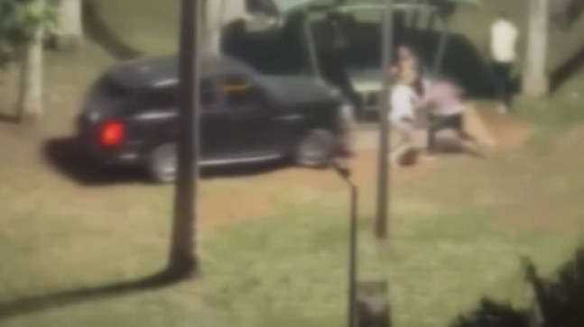 FİLM DEĞİL GERÇEK!  MERSİN SAHİLİNDE BİR KİŞİ CİPİNİ KAVGA ETTİĞİ KİŞİLERİN ÜZERİNE SÜRDÜ…