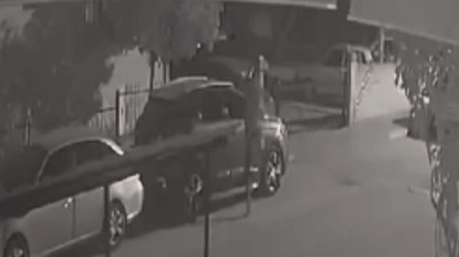 Adana’da bir kişi park halindeki 13 aracın dikiz aynasını tekmeleyerek kırdı