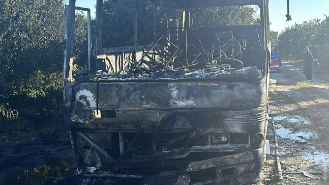 Kozan’da tarım işçilerini taşıyan midibüs yandı