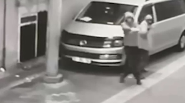 ADANA’DA BİR EVE SİLAHLI SALDIRI DÜZENLENDİ O ANLAR GÜVENLİK KAMERASINCA KAYDEDİLDİ