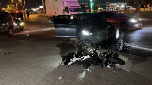 Adana’da otomobille çarpışan motosikletin sürücüsü olay yerinde hayatını kaybetti.