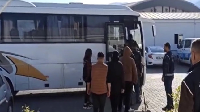 Osmaniye’de durdurulan otobüste, yurda kaçak yollarla girdiği belirlenen 10 düzensiz göçmen yakalandı.