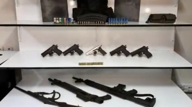 Adana’da oto tamirhanesinde 8 ruhsatsız silah ve çelik yelek bulundu