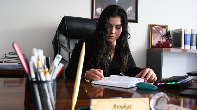 ÇOCUKKEN YAKALANDIĞI KANSERİ YENİP AVUKATLIK HAYALİNE KAVUŞTU