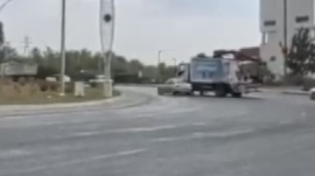 ADANA’DA MAZOT DÖKÜLEN YOLDA ART ARDA ÜÇ KAZA YAŞANDI…!