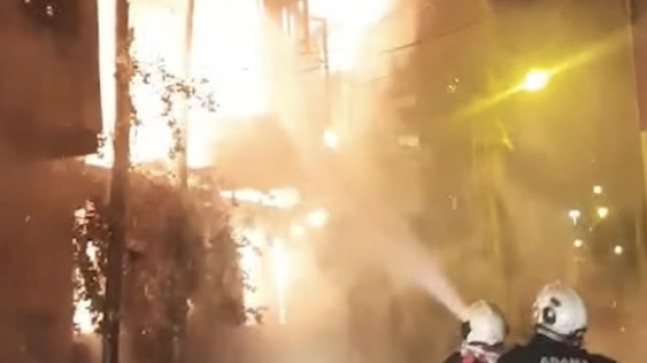 Adana’da metruk binada çıkan yangın hasara neden oldu