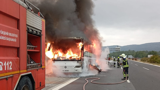Mersin’de seyir halindeyken yangın çıkan yolcu otobüsünde hasar oluştu