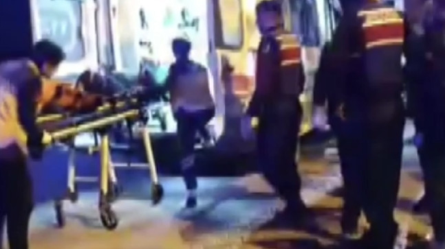 Mersin’in Tarsus ilçesinde çıkan silahlı kavgada 1’i ağır 4 kişi yaralandı.