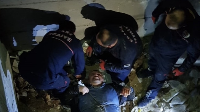 Adana’da inşaattaki kuyuya düşen kişi itfaiye ekiplerince kurtarıldı