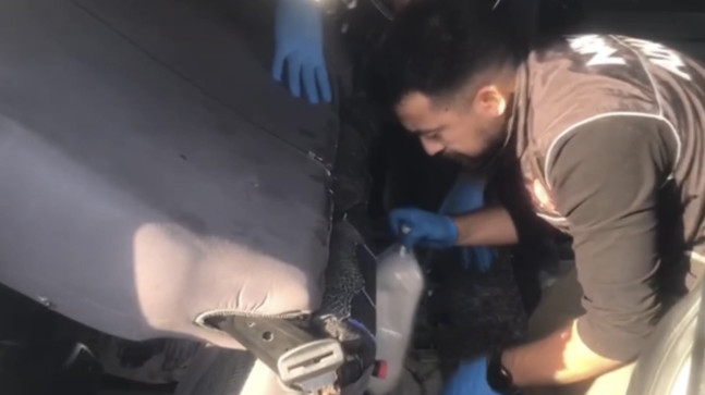 Adana’da aracın yakıt deposundan 11 kilo 350 gram sentetik uyuşturucu çıktı
