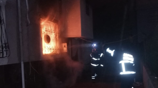 Adana’da 2 evde çıkan yangın, itfaiye ekiplerinin müdahalesiyle söndürüldü.