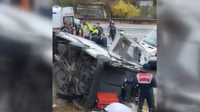 OSMANİYE’NİN BAHÇE İLÇESİNDE DEVRİLEN YOLCU MİNİBÜSÜNDEKİ 6 KİŞİ YARALANDI