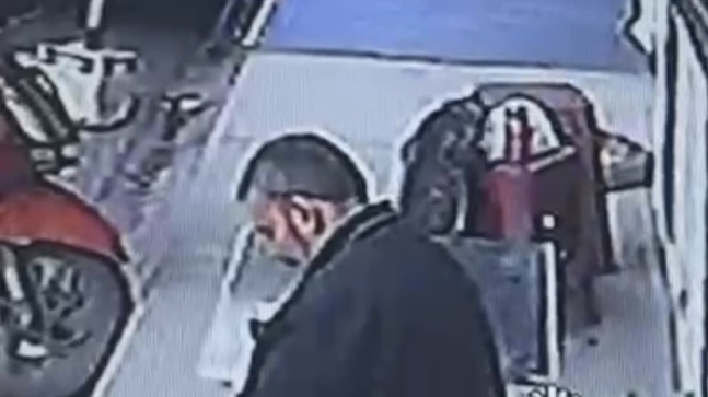 Adana’da bir işçinin öğle yemeğini, kedinin alıp kaçması güvenlik kamerasınca görüntülendi.