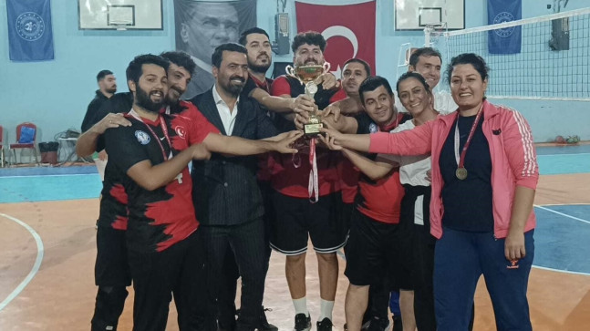 Adana’nın Kozan ilçesinde Öğretmenler Günü dolayısıyla voleybol turnuvası düzenlendi