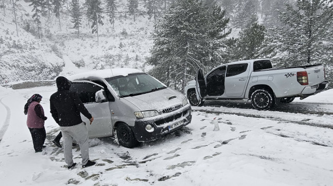 Adana’nın Feke ilçesinde karda mahsur kalan otomobildeki ikisi çocuk 5 kişi kurtarıldı.