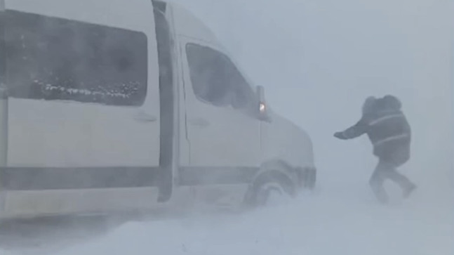 Adana’nın Feke ilçesinde, karda mahsur kalan minibüsteki 12 maden işçisi kurtarıldı.