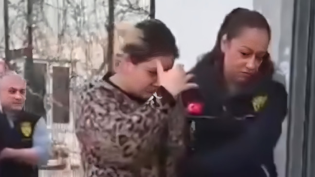 Adana’da, telefonda kendilerini polis ve savcı olarak tanıttıkları kadının 700 bin liralık altın ve dövizini aldıkları iddiasıyla gözaltına alınan 3 zanlı tutuklandı