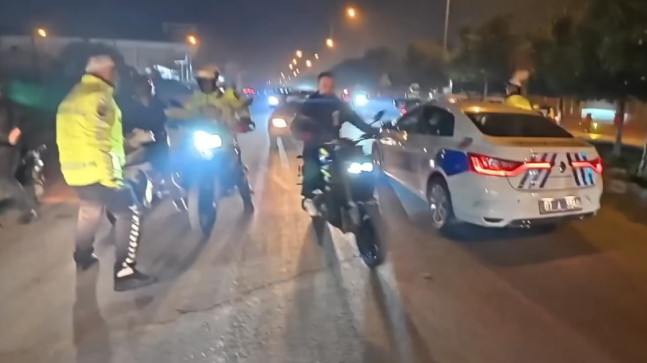 Adana’da yarış için toplanan sürücülere polis baskını kamerada