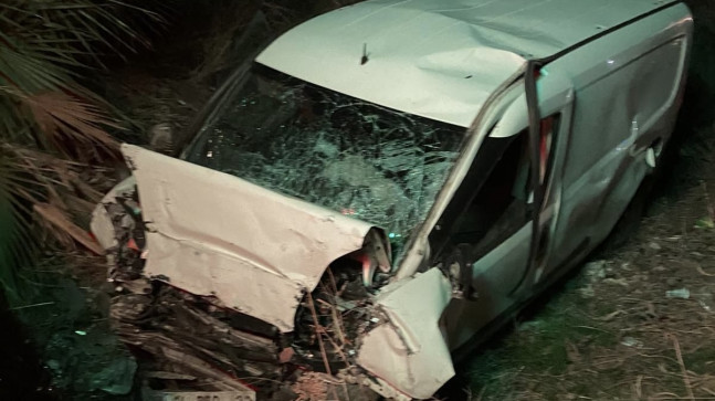 Adana’da yoldan çıkıp duvara çarpan hafif ticari aracın sürücüsü hayatını kaybetti