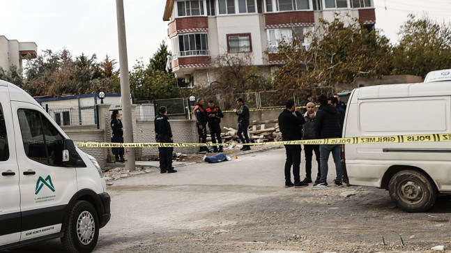 MERSİN’DE SOKAKTA TARTIŞTIĞI EŞİ TARAFINDAN TABANCAYLA VURULAN KADIN HAYATINI KAYBETTİ