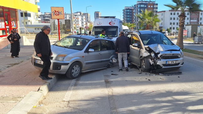 Tarsus’ta park halindeki otomobile çarpan hafif ticari araçtaki 3 kişi yaralandı