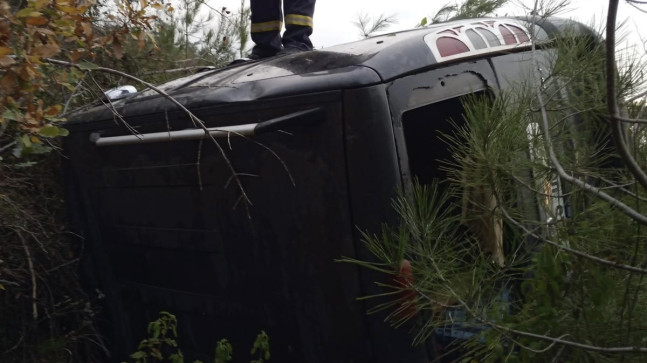 Hatay’da şarampole devrilen hafif ticari araçtaki 2 kişi yaralandı