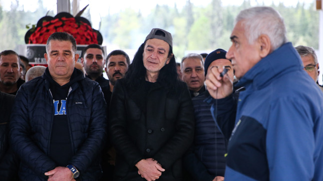 ADANA’LI ÜNLÜ ŞARKICI MURAT KEKİLLİ’NİN ANNESİNİN CENAZESİ ADANA’DA TOPRAĞA VERİLDİ