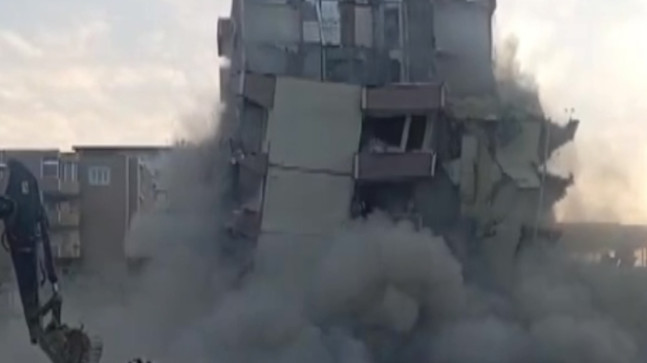 GAZİANTEP – İslahiye’de ağır hasarlı binaların yıkımı sürüyor