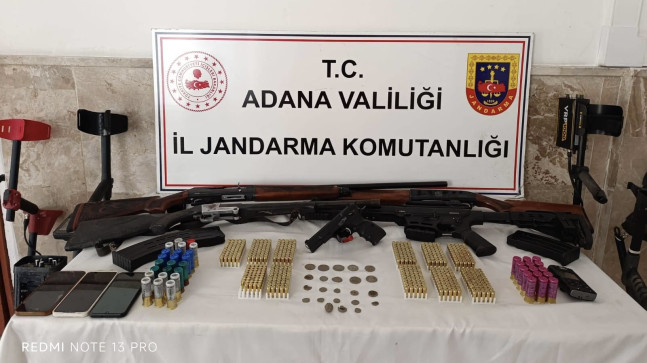 Adana’da bir eve düzenlenen operasyonda ruhsatsız 4 av tüfeği ve 1 tabanca ile bu silahlara ait çok sayıda mermi ele geçirildi.