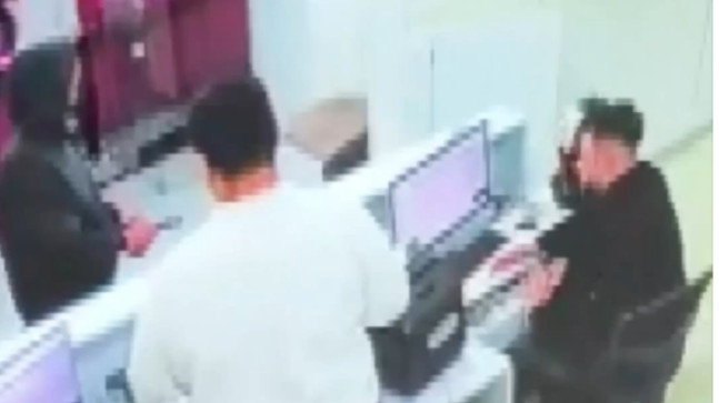 ADANA’DA DÖVİZ BÜROSUNDA SİLAHLI SOYGUN: ÇALIŞANI REHİN ALIP KAÇTI!