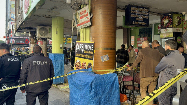 ADANA’DA ŞEHİR MERKEZİNDE SİLAHLI SALDIRIYA UĞRAYAN KİŞİ HAYATINI KAYBETTİ