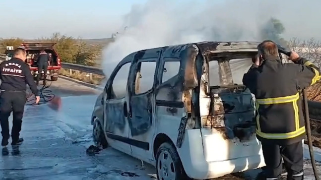 Adana’da seyir halinde yangın çıkan hafif ticari araç kullanılamaz hale geldi