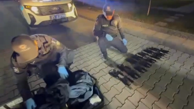 Adana’da otobüsteki valizde 15 ruhsatsız tabanca ele geçirildi