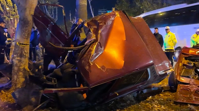 Adana’da ağaca çarpan otomobil İkiye Bölündü 2 kişi öldü, 1 kişi yaralandı
