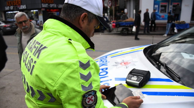 Adana’da araçlarını hatalı park eden 634 kişiye para cezası kesildi