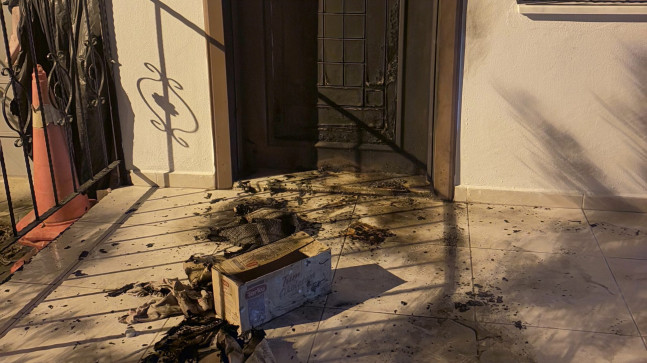 Mersin’in Tarsus ilçesinde ateşe verilen muhtarlık kapısında hasar oluştu