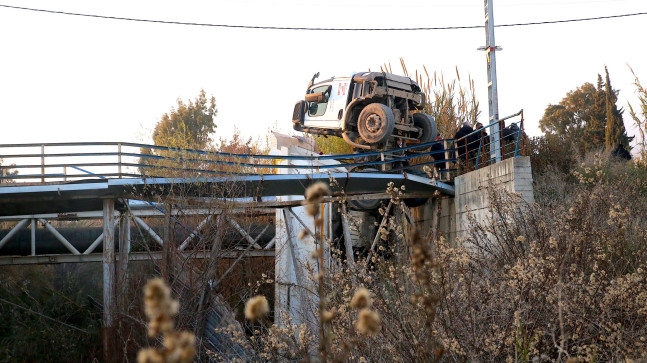 HATAY’DA HAFRİYAT KAMYONUNUN GEÇİŞİ SIRASINDA KÖPRÜ ÇÖKTÜ! SÜRÜCÜ YARALANDI…