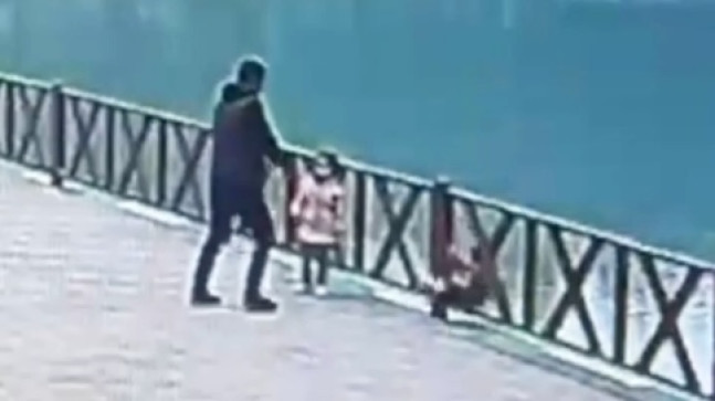 HATAY’DA FOTOĞRAF ÇEKİLİRKEN GÖLETE DÜŞEN ÇOCUĞU BABASI KURTARDI