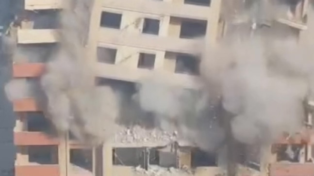 Adana’da ağır hasarlı Binanın bir anda yıkılması, cep telefonu kamerasıyla görüntülendi