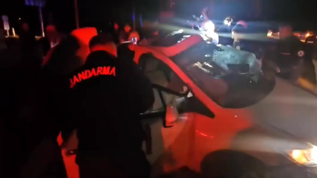 Adana’da otobüsle çarpışan otomobildeki 2 kişi yaralandı